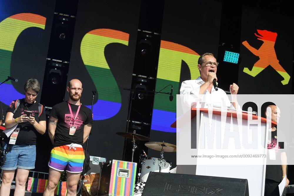 41 CSD Berlin Michael Mueller, Reg Buergerm Stuart Milk Human Rights Defender left at 41 CSD Berlin at the Brandenburg Gate for the closing rally of Christopher Street Day in Berlin on 27 07 2019 photopress müller