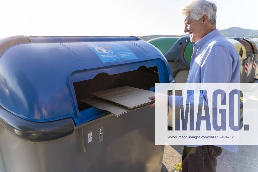 IMAGO Creative: Klimawandel - Grüne Erholung Senior man recycling cardboard in paper bank model released Symbolfoto AFVF03455