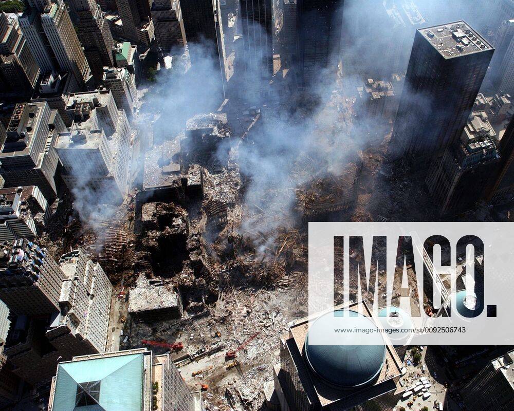IMAGO History, Anschläge vom 11. September aus New York und Washington D.C 20 Jahre Anschläge vom 11. September: World Trade Center Ground Zero New York City N.Y. (Sept. 17 2001) -- An aerial view shows only a small portion of the crime scene where the World Trade Center collapsed following the Sept. 11 terrorist attack. Surrounding buildings were heavily damaged by the debris and massive force of the falling twin towers. Clean-up efforts are expected to continue for months. U.S. Navy photo