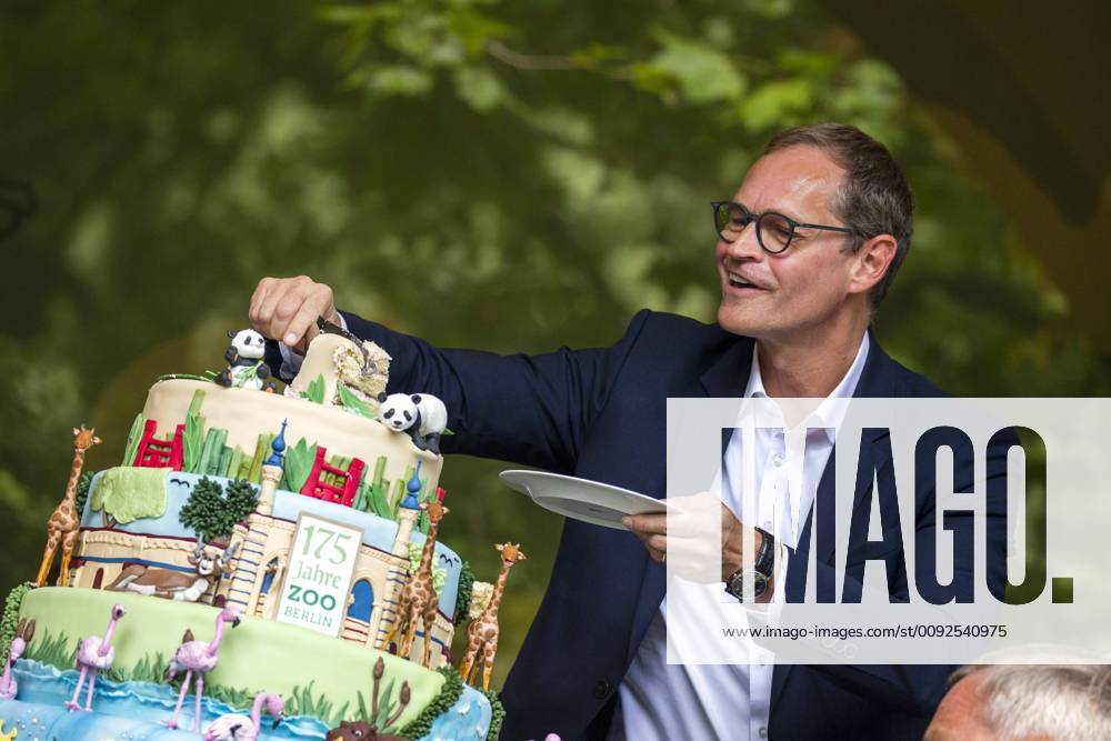 Governing Mayor Michale Mueller R cuts the birthday cake at the 175th birthday party of the Berlin Zoo in Berlin on 1 August 2019 175th birthday of the Berlin Zoo