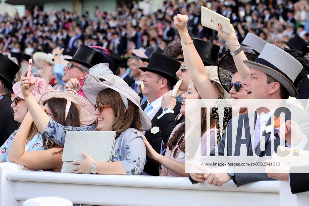 Ascot, Windsor, GBR Audience at the racecourse spectators, visitors, audience, fashion, fashion, fashion, elegance, elegant, emotion, jubilation, cheer, cheer, high society, gallop, canter racing, horse racing 190622S450ROYAL ASCOT JPG