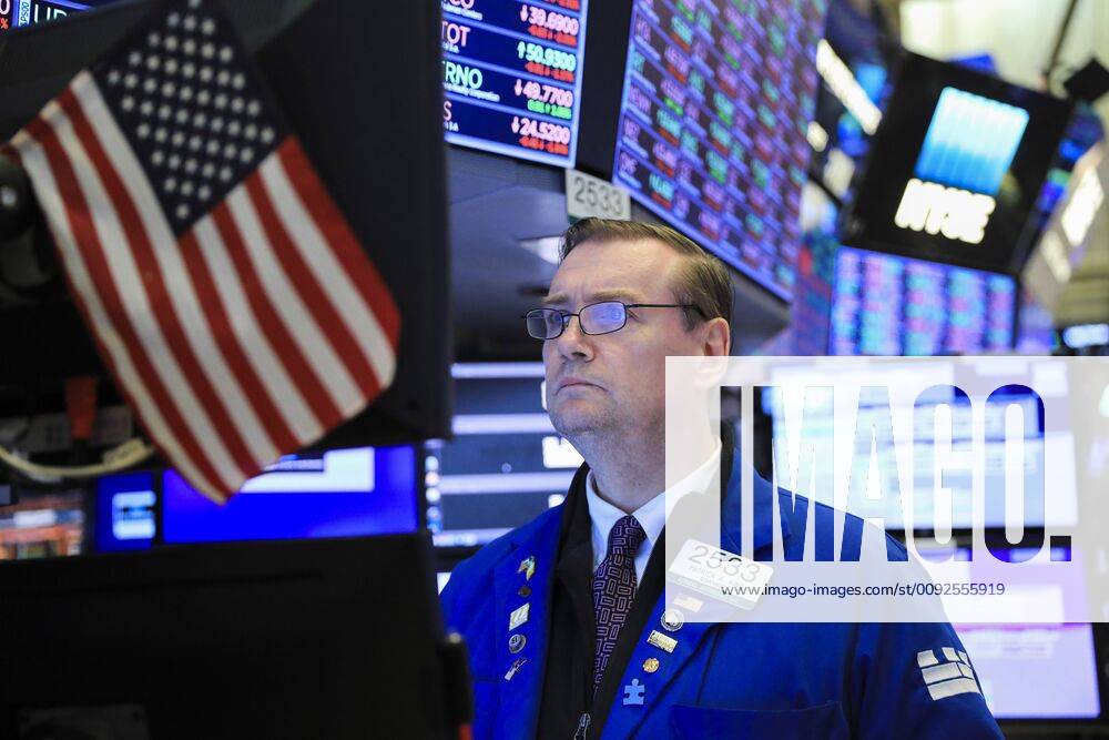 New York, Handelstag an der Wall Street (190801) -- NEW YORK, Aug. 1, 2019 -- A trader works at the New York Stock Exchange in New York, the United States, Aug. 1, 2019. U.S. stocks ended lower on Thursday, as investors digested a batch of negative data that pointed to slowing U.S. economic activity and grew concerned over U.S.-China trade prospects. The Dow Jones Industrial Average was down 280.85 points, or 1.05 percent, to 26,583.42. The S&P 500 was down 26.82 points, or 0.90 percent, to 2,953.56. The Nasdaq Composite Index fell 64.30 points, or 0.79 percent, to 8,111.12. ) U.S.-NEW YORK-STOCKS WangxYing