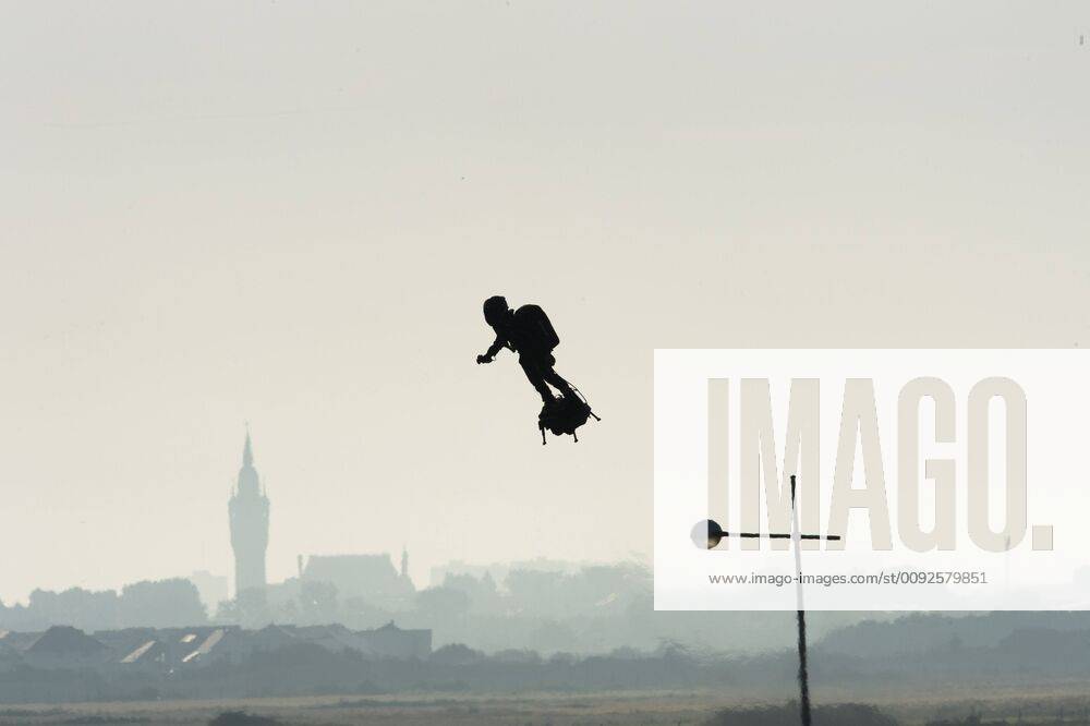 Franky Zapata überquert mit seinem Fluggerät den Ärmelkanal Envol de Franky Zapata NEWS : Seconde Tentative de traversee de la Manche en Flyboard - Sangatte - 04 08 2019 JBAutissier Panoramic