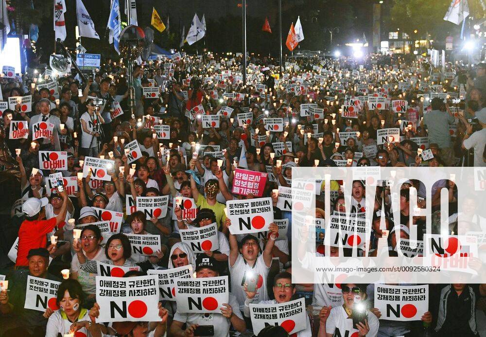 Südkorea, Proteste vor der Botschaft Japans in Seoul S. Korea s protest against Japan s trade move Protesters gather in front of the Japanese Embassy in Seoul on Aug. 3, 2019, to denounce Tokyo s decision to remove South Korea from a white list of countries subject to simplified trade procedures.