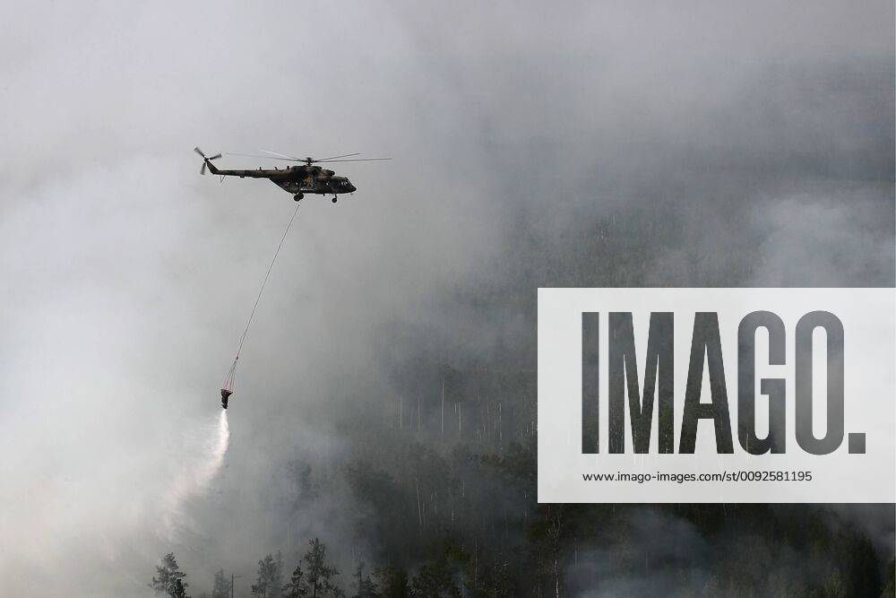 Russland, Waldbrände in der Region Krasnojarsk KRASNOYARSK TERRITORY, RUSSIA - AUGUST 4, 2019: Battling a forest fire in Boguchany District; over 1 million hectares of woodland have been hit by wildfires in Russia s Krasnoyarsk Territory. Donat Sorokin TASS TS0B56E0