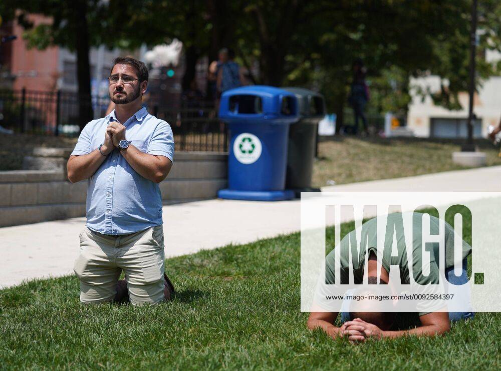 (190804) -- DAYTON (U.S.), Aug. 4, 2019 -- People attend a prayer vigil for the victims of the mass shooting in Dayton of Ohio, the United States, on Aug. 4, 2019. Nine people were killed with 26 others injured early Sunday morning in a mass shooting near a bar in Dayton, a city in midwest U.S. state of Ohio, the authorities said. The gunman was shot dead at the scene by police. ) U.S.-OHIO-DAYTON-MASS SHOOTING-AFTERMATH LiuxJie