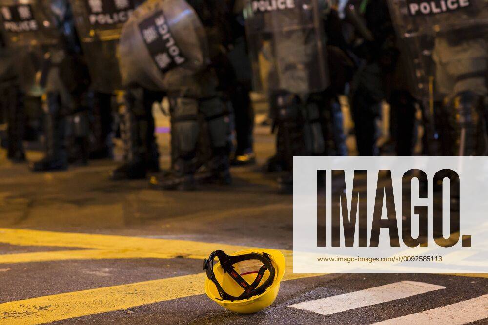 Hongkong, Proteste dauern an August 4, 2019, Hong Kong, Hong Kong, Hong Kong: An abandoned helmet of a demonstrator close to the police line during the protests against the extradition bill in Hong Kong..Pro-democracy protesters have continued weekly rallies on the streets of Hong Kong against a controversial extradition bill since June 9, as the city plunged into crisis after waves of demonstrations and several violent clashes. Hong Kong s Chief Executive Carrie Lam apologized for introducing the bill and declared it dead , however protesters have continued to draw large crowds with demands for Lam s resignation and completely withdraw the bill. Hong Kong Hong Kong - ZUMAs197 20190804_zaa_s197_172