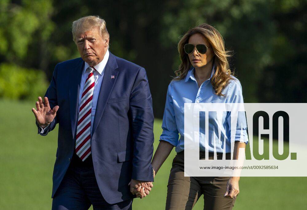 U.S. President Donald Trump waves as he and First Lady Melania Trump walk on the South Lawn of the White House after arriving on Marine One in Washington, DC on Sunday, August 4, 2019. WAX20190804201 TASOSxKATOPODIS