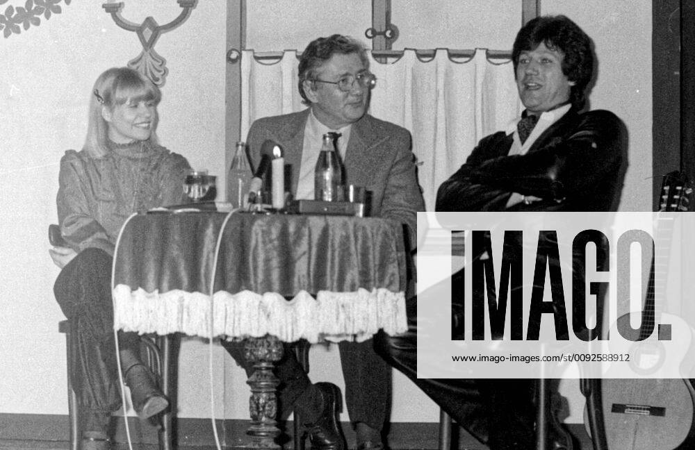 History 16 02 1983 Guests in the House of the NVA the stars of the GDR singing duo Monika Hauf and Klaus Dieter Henkler and here as moderator the singers Fred Frohberg glasses A place to establish cultural and social relations, was the House of the NVA in Halle, Bernburger Straße The house was above all a place for central events and a meeting point for soldiers and their famili