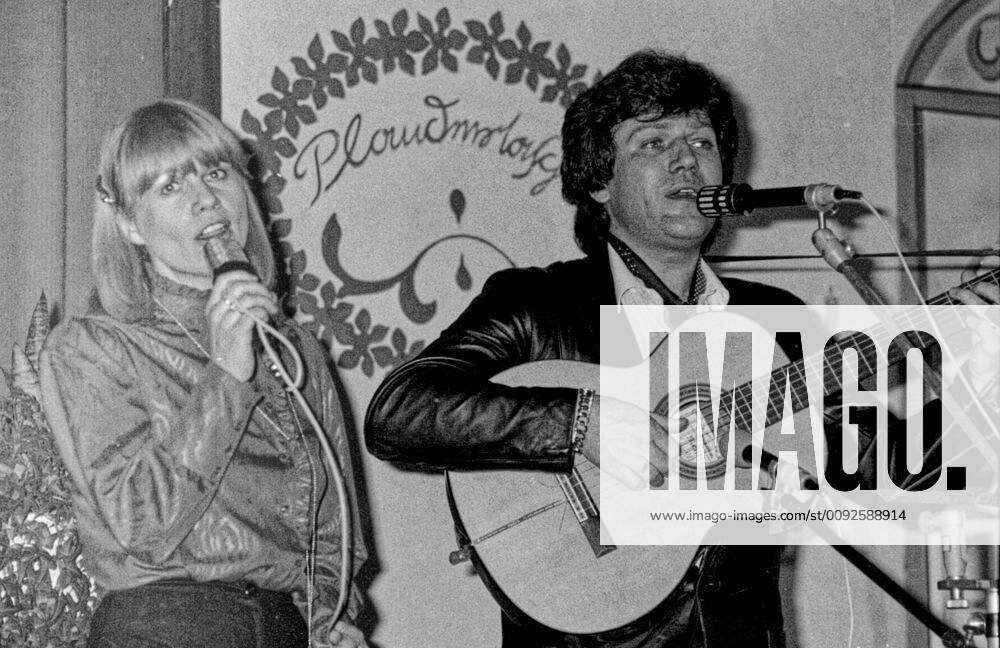 History 16 02 1983 Guests in the House of the NVA the stars of the GDR singing duo Monika Hauf and Klaus Dieter Henkler and here as moderator the singers Fred Frohberg glasses A place to establish cultural and social relations, was the House of the NVA in Halle, Bernburger Straße The house was above all a place for central events and a meeting point for soldiers and their famili