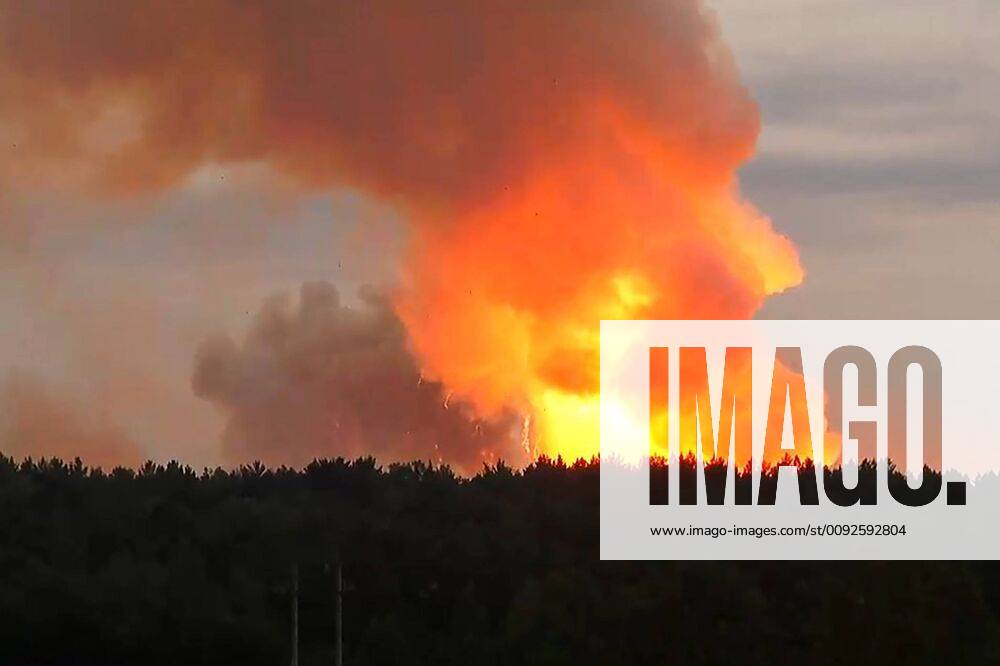 Russland, Explosion in Militäreinrichtung in Region Krasnojarsk KRASNOYARSK TERRITORY, RUSSIA - AUGUST 5, 2019: Smoke from explosions at a military ammunition depot in the village of Kamenka, Achinsk District, Krasnoyarsk Territory; the accident prompted evacuation of the village, several people have been taken to hospital with injuries. OSA TV Channel TASS TS0B5875