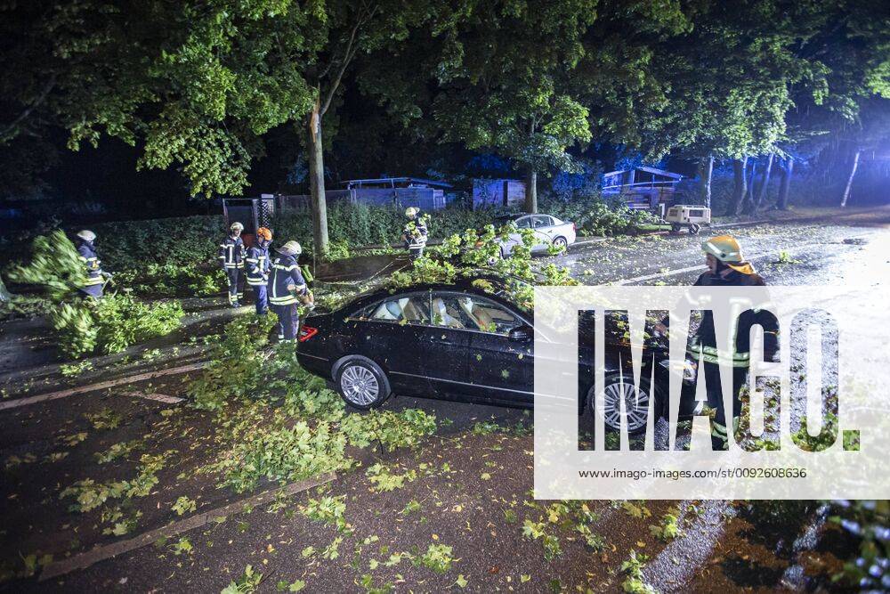 Sturmböen und extreme Regenfälle sorgen für viele Einsätze der Feuerwehren in Baden-Württemberg: Wetterleuchten über der Stadt, Regenmassen, Baum fällt auf PKW, Äste auf den Straßen WAIBLINGEN: Sturmböen und Regenfälle sorgen für massive Einsätze der Feuerwehren. In Waiblingen krachte in der Dammstraße ein Baum auf ein Auto, die Feuerwehr musste mit Kettensägen arbeiten, um das Fahrzeug wieder zu befreien. In mehreren Straßen und auf Geh- sowie Fahrradwegen fielen Bäume und Äste um und blockierten die Wege und Durchfahrten. Einige Keller mussten ebenfalls ausgepumpt werden. Auch im Kreis Ludwigsburg musste die Feuerwehr nahezu im Sekundentakt ausrücken. In der Neckarremser Straße in Remseck konnte eine Stromleitung auf den Dächern der Wohnhäuser den Regenmassen und dem Sturm nicht mehr standhalten und stürzte auf den Boden. Die Feuerwehr