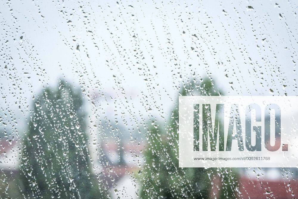 Regenfeature Germany, Berlin 07 08 2019 The picture shows rain photographed through a disc Berlin Berlin Germany