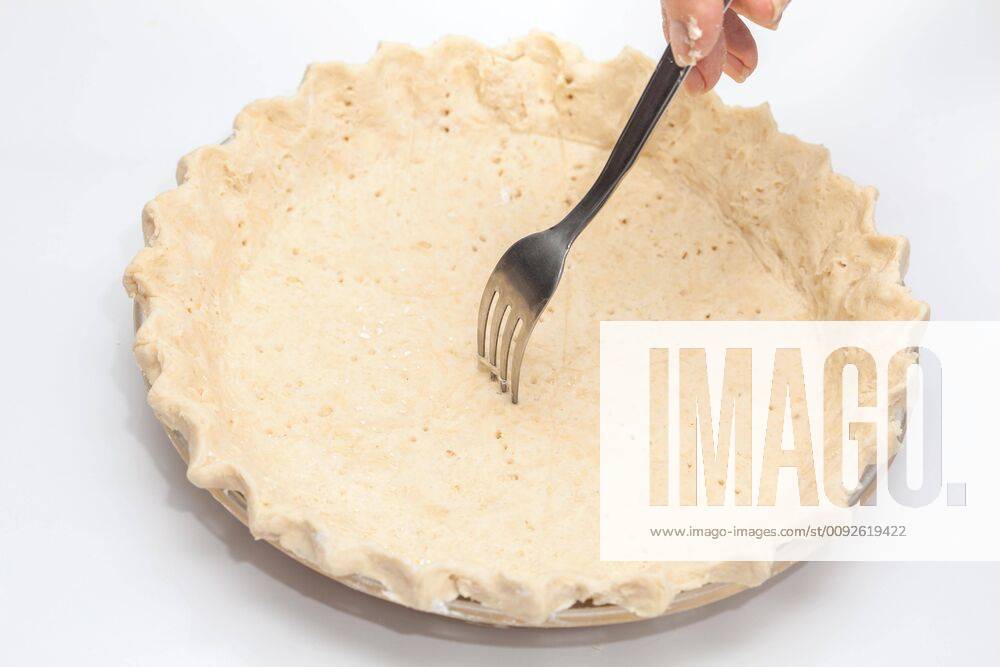 Quiche lorraine preparation : Making little holes with a fork on the quiche lorraine dough