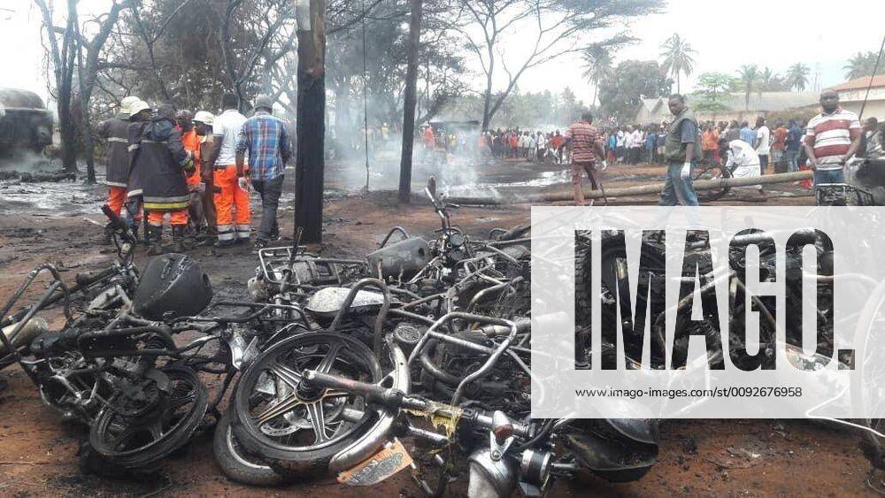 Tansania, zahlreiche Tote nach Tanklasterexplosion (190810) -- DAR ES SALAAM, Aug. 10, 2019 -- Photo taken on Aug. 10, 2019 shows the accident scene after a petrol tanker exploded in Morogoro Region, Tanzania. At least 60 people were killed Saturday after an overturned petrol tanker exploded in Morogoro region, about 200 km from the commercial capital Dar es Salaam, said an official. Seventy others were critically burned as they tried to scoop fuel coming out of the tanker, said Stephen Kebwe, Morogoro regional commissioner. TANZANIA-PETROL TANKER-EXPLOSION LixSibo