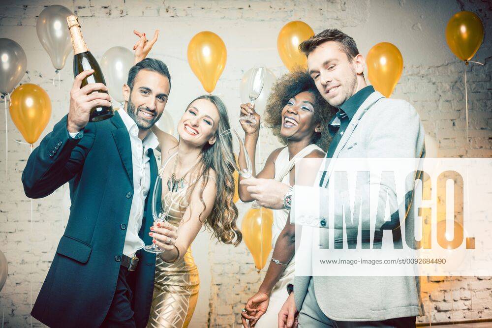 Group of women and men celebrating with champagne ,model released, Symbolfoto