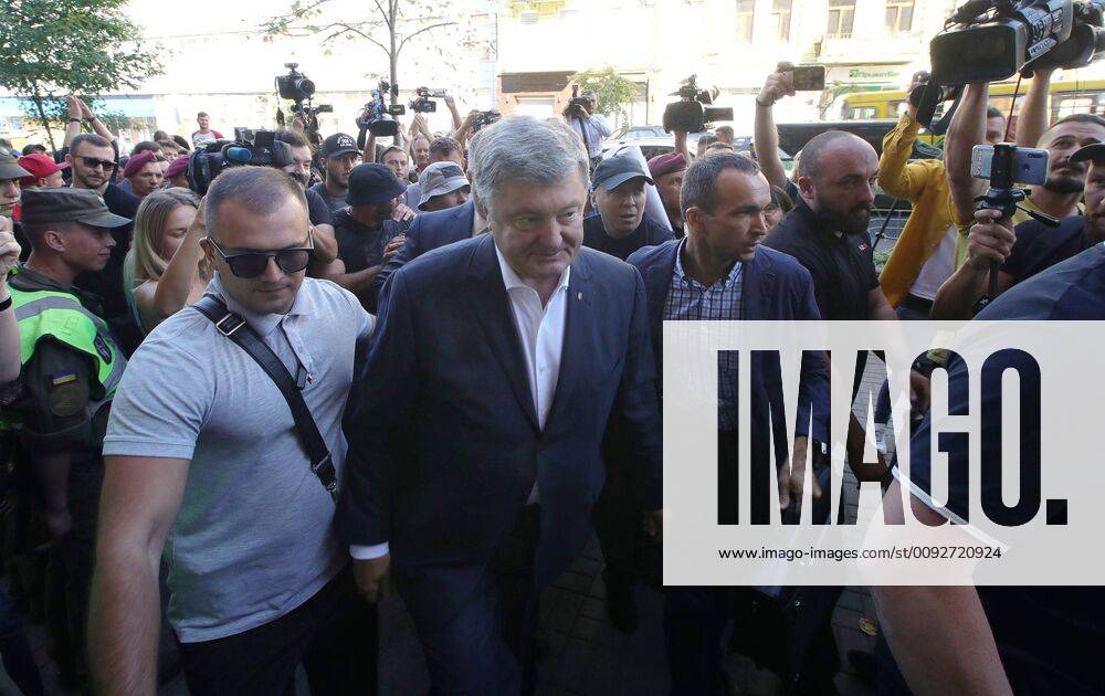 KW33 Former President of Ukraine, leader of the European Solidarity Party Petro Poroshenko heads for the State Bureau of Investigations (SBI) to be interrogated in the case on alleged tax evasions during the purchase of the Priamyi TV channel, Kyiv, capital of Ukraine, August 12, 2019. Ukrinform. Petro Poroshenko arrives at SBI for questioning