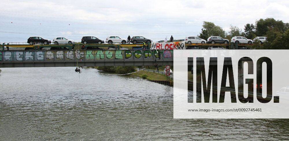Fallersleben Lower Saxony protest action, demonstration, demonstration of activists of the traffic turn on the railway bridge at the Tappenbecker Landstraße over the Mittellandkanal, picture shows railway bridge with posters