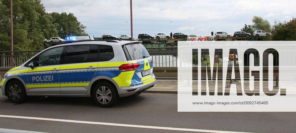 Fallersleben Lower Saxony protest action, demonstration, demonstration by activists of the traffic turn on the railway bridge at the Tappenbecker Landstraße over the Mittellandkanal, picture shows