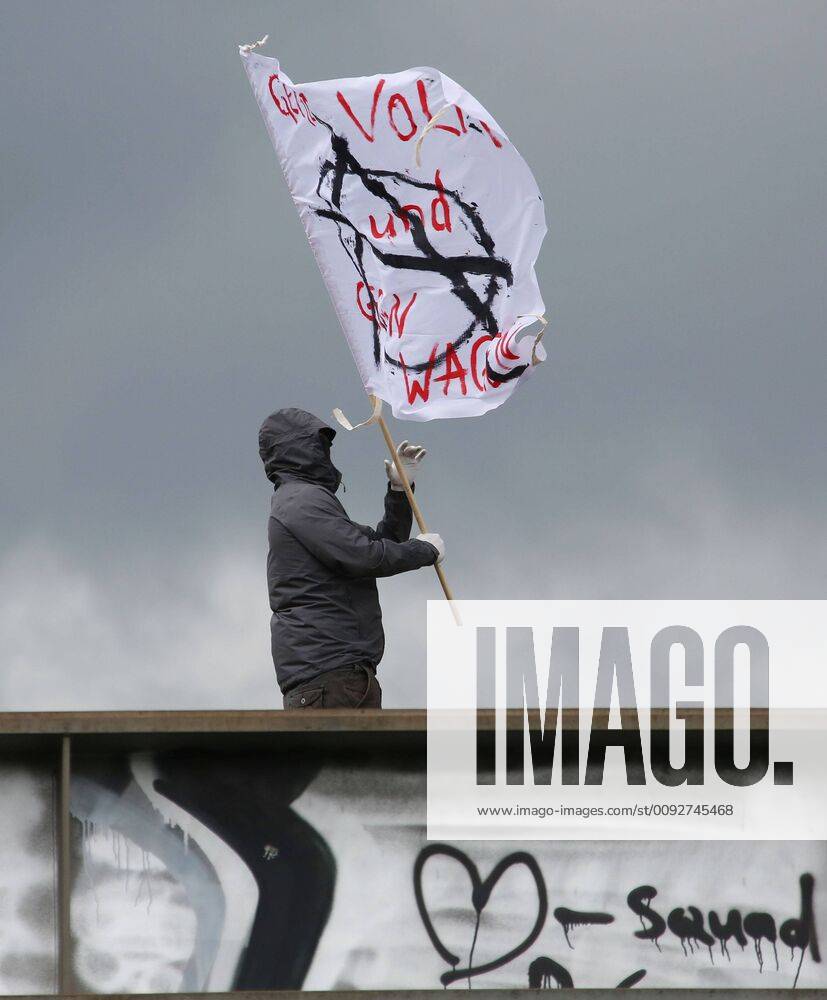 Fallersleben Lower Saxony protest action, demonstration, demonstration of activists of the traffic turn on the railway bridge at the Tappenbecker Landstraße over the Mittellandkanal, picture shows railway bridge with posters