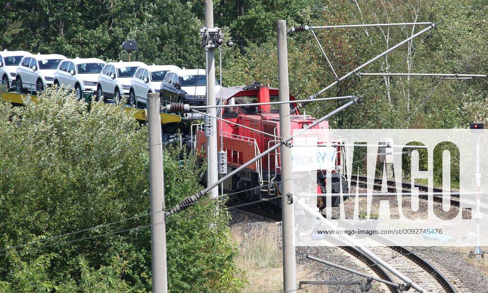 Fallersleben Lower Saxony protest action, demonstration, demonstration of activists of the traffic turn on the railway bridge at the Tappenbecker Landstraße over the Mittellandkanal, picture shows activists have chained themselves to the tracks in front of the train