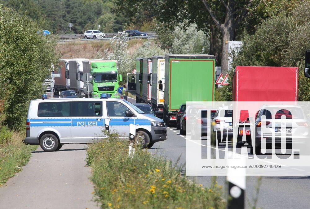 Fallersleben Lower Saxony protest action, demonstration, demonstration by activists of the traffic turn on the railway bridge at the Tappenbecker Landstraße over the Mittellandkanal, picture shows traffic chaos traffic jam
