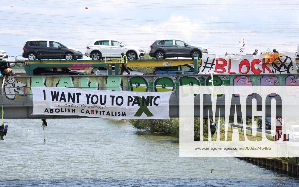 Fallersleben Lower Saxony protest action, demonstration, demonstration of activists of the traffic turn on the railway bridge at the Tappenbecker Landstraße over the Mittellandkanal, picture shows railway bridge with posters