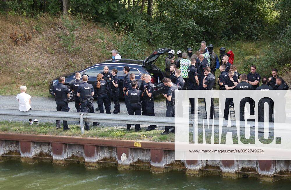 Fallersleben Lower Saxony protest action, demo, demonstration by activists of the traffic turn on the railway bridge at the Tappenbecker Landstraße over the Mittellandkanal, picture shows overview