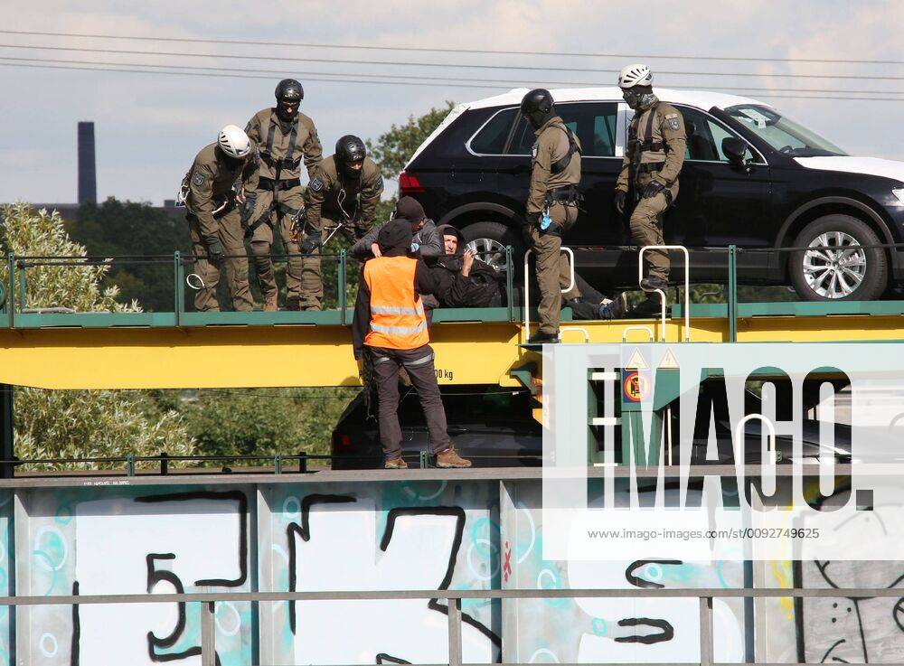 Fallersleben Lower Saxony protest action, demonstration, demonstration by activists of the traffic turn on the railway bridge at the Tappenbecker Landstraße over the Mittellandkanal, picture shows police capturing the demonstrators
