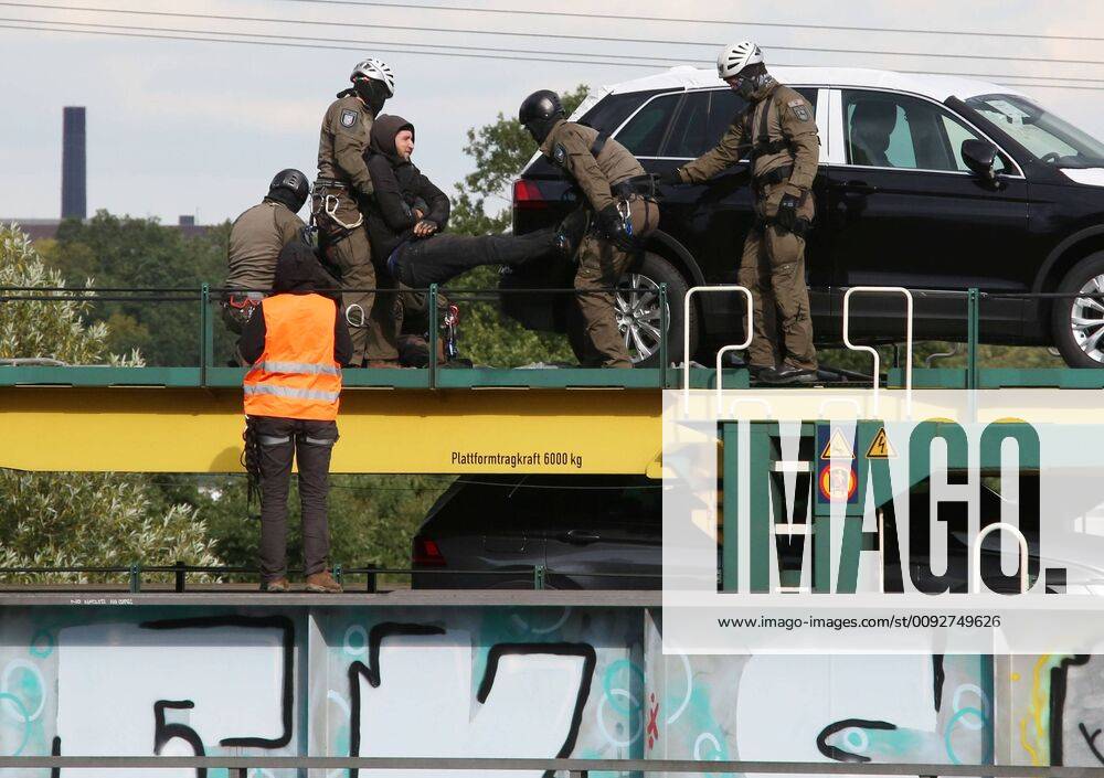 Fallersleben Lower Saxony protest action, demonstration, demonstration by activists of the traffic turn on the railway bridge at the Tappenbecker Landstraße over the Mittellandkanal, picture shows police capturing the demonstrators
