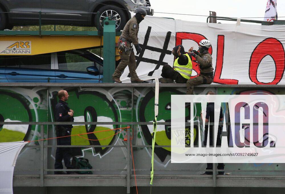 Fallersleben Lower Saxony protest action, demonstration, demonstration by activists of the traffic turn on the railway bridge at the Tappenbecker Landstraße over the Mittellandkanal, picture shows police capturing the demonstrators