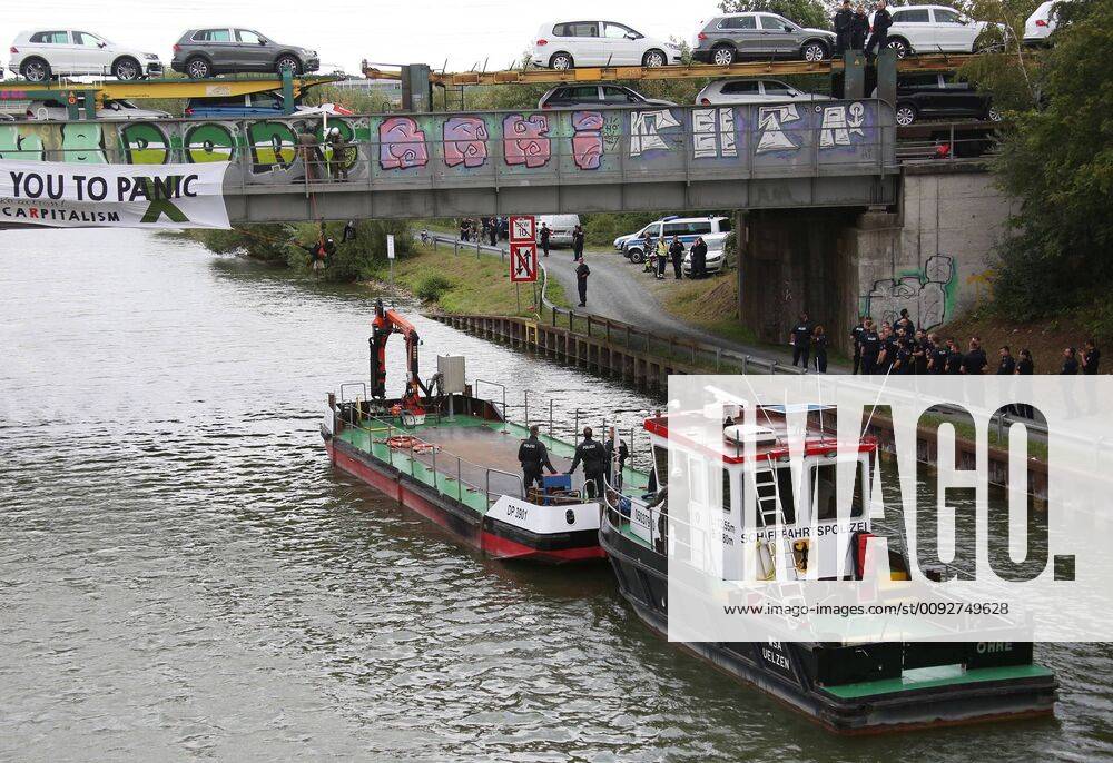 Fallersleben Lower Saxony protest action, demonstration, demonstration by activists of the traffic turn on the railway bridge at the Tappenbecker Landstraße over the Mittellandkanal, picture shows police capturing the demonstrators