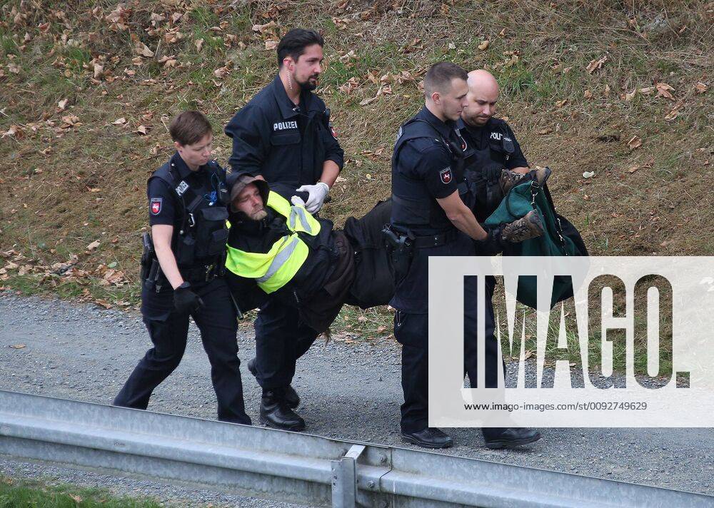Fallersleben Lower Saxony protest action, demonstration, demonstration by activists of the traffic turn on the railway bridge at the Tappenbecker Landstraße over the Mittellandkanal, picture shows police capturing the demonstrators