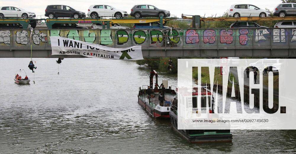 Fallersleben Lower Saxony protest action, demonstration, demonstration by activists of the traffic turn on the railway bridge at the Tappenbecker Landstraße over the Mittellandkanal, picture shows police capturing the demonstrators