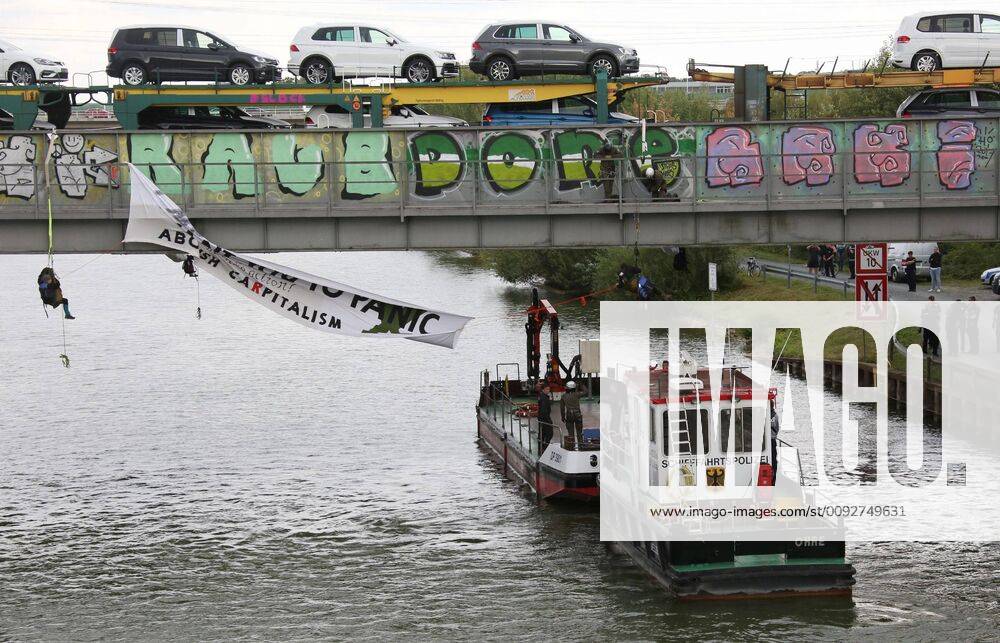 Fallersleben Lower Saxony protest action, demonstration, demonstration by activists of the traffic turn on the railway bridge at the Tappenbecker Landstraße over the Mittellandkanal, picture shows police capturing the demonstrators