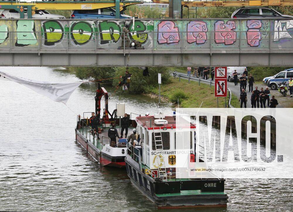 Fallersleben Lower Saxony protest action, demonstration, demonstration by activists of the traffic turn on the railway bridge at the Tappenbecker Landstraße over the Mittellandkanal, picture shows police capturing the demonstrators