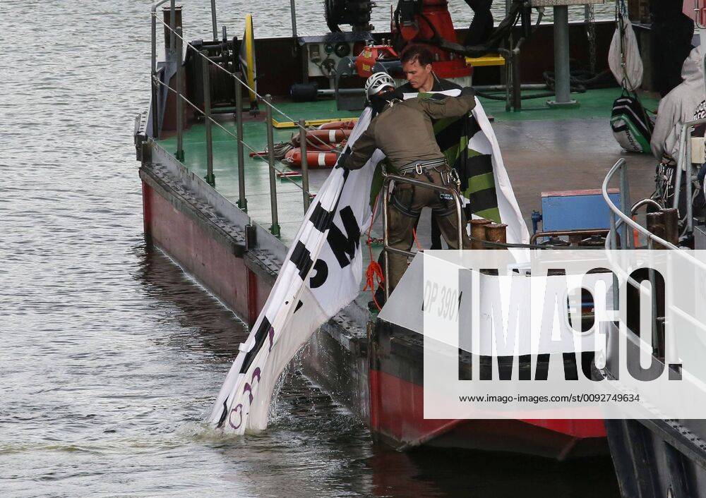 Fallersleben Lower Saxony protest action, demonstration, demonstration by activists of the traffic turn on the railway bridge at the Tappenbecker Landstraße across the Mittellandkanal, picture shows police pulling a poster out of the water