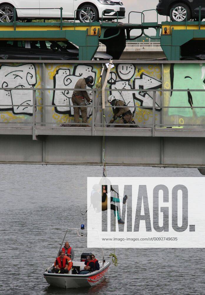 Fallersleben Lower Saxony protest action, demonstration, demonstration by activists of the traffic turn on the railway bridge at the Tappenbecker Landstraße over the Mittellandkanal, picture shows police capturing the demonstrators
