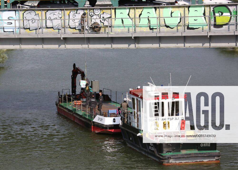 Fallersleben Lower Saxony protest action, demonstration, demonstration by activists of the traffic turn on the railway bridge at the Tappenbecker Landstraße over the Mittellandkanal, picture shows police capturing the demonstrators