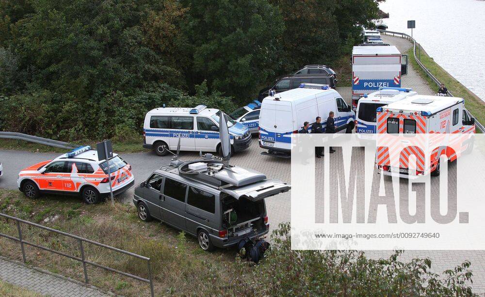 Fallersleben Lower Saxony protest action, demo, demonstration by activists of the traffic turn on the railway bridge at the Tappenbecker Landstraße over the Mittellandkanal, picture shows overview of emergency vehicles