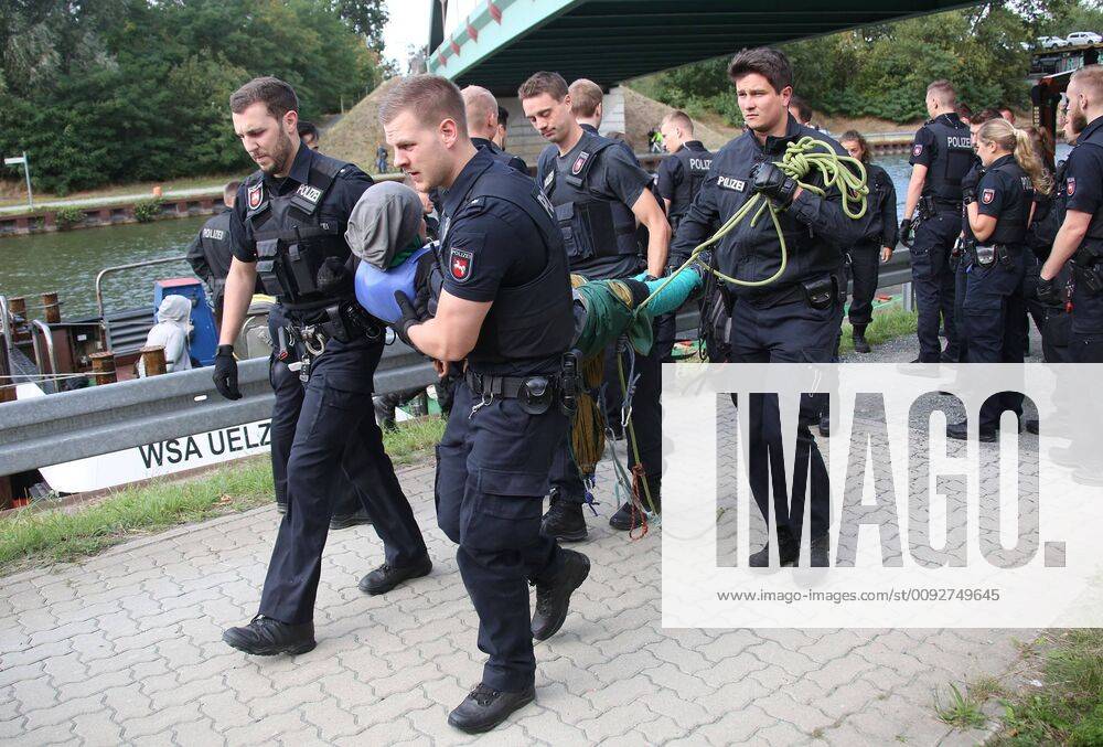 Fallersleben Lower Saxony protest action, demonstration, demonstration by activists of the traffic turn on the railway bridge at the Tappenbecker Landstraße over the Mittellandkanal, picture shows police capturing the demonstrators