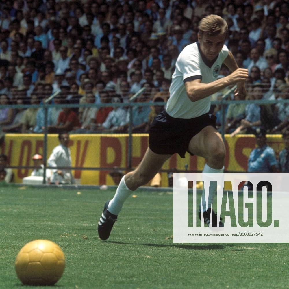 Reinhard Stan Libuda (BR Deutschland) am Ball Fußball WM Herren DEUTSCHSPRACHIGE SPORTZEITSCHRIFTEN UND -ZEITUNGEN NUR NACH RÜCKSPRACHE, Weltmeisterschaft 1970 Einzelbild Mexico-City, Mexiko-Stadt Dynamik,