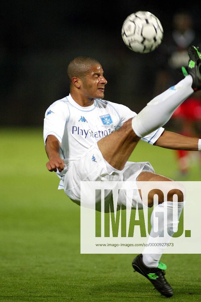 Jean-Joel Perrier-Doumbe (Auxerre) - Fallrückzieher Fußball EC 3 Herren UEFA-Cup 2003 2004, Pokal, Europapokal, Europacup, AJ Auxerre Einzelbild Auxerre Dynamik,