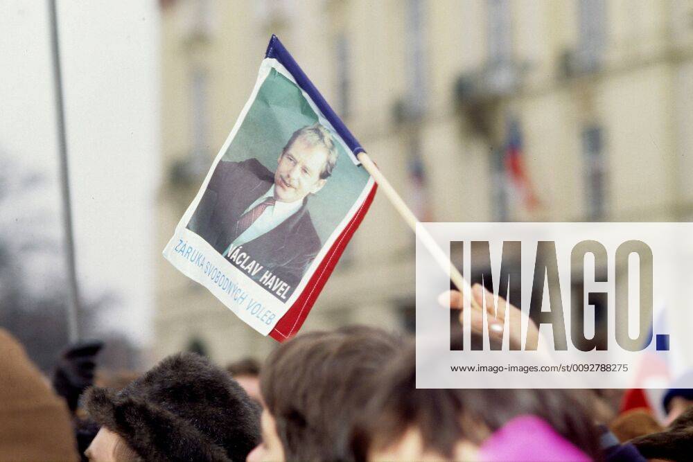 Prague, Election Czechoslovakia, Prague, Vaclav Havel, President, Election, Jubilant crowd scene, Place Vencelas, Square , crowd Photo Gilles Targat