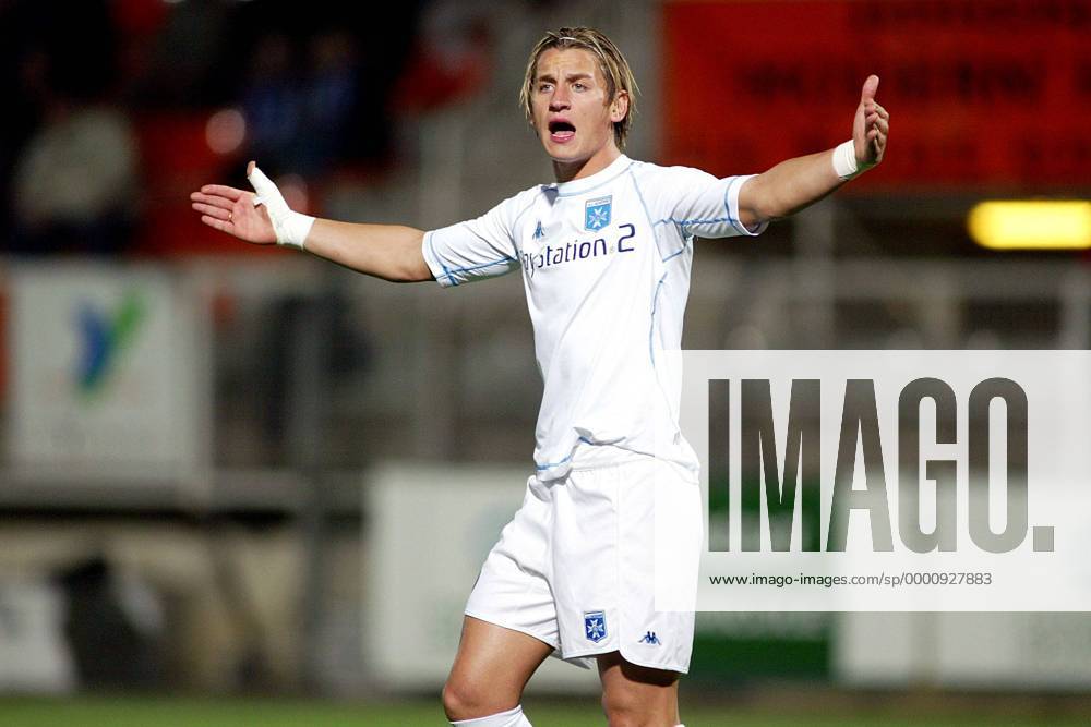 Philippe Mexes (Auxerre) beschwert sich Fußball EC 3 Herren UEFA-Cup 2003 2004, Pokal, Europapokal, Europacup, AJ Auxerre Einzelbild Auxerre