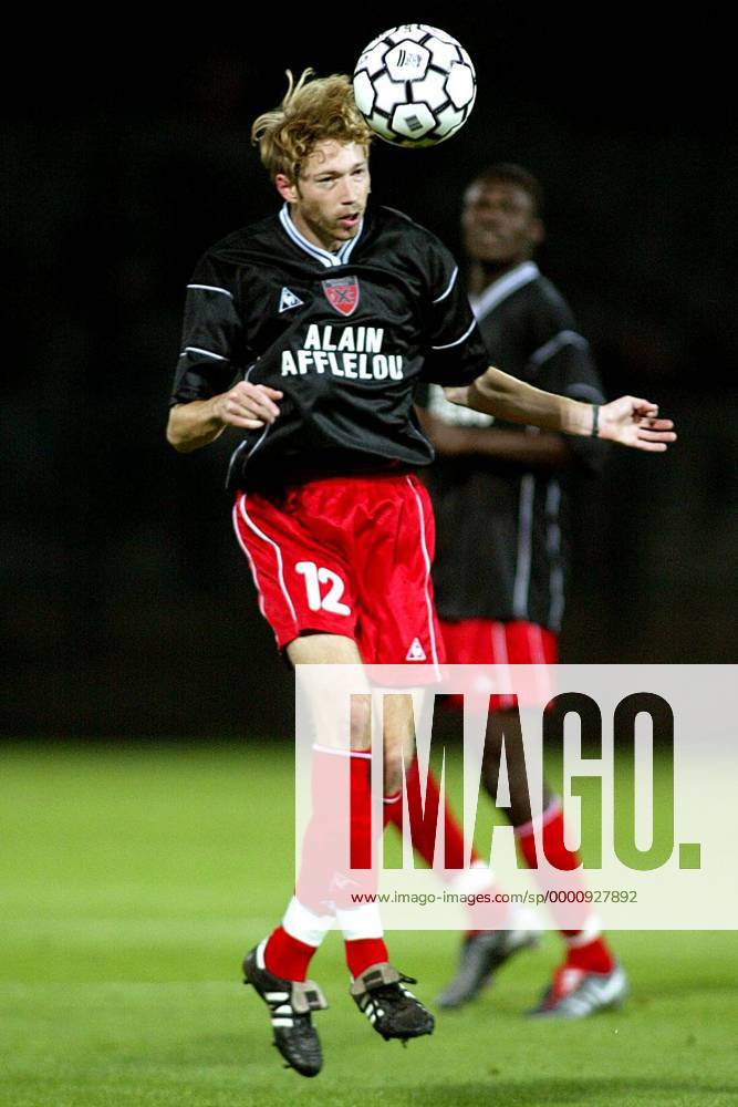 Roland Baettig (Neuchatel) - Kopfball Fußball EC 3 Herren UEFA-Cup 2003 2004, Pokal, Europapokal, Europacup, Auxerre - FC Neuchatel Xamax 1:0 Einzelbild Auxerre Dynamik,