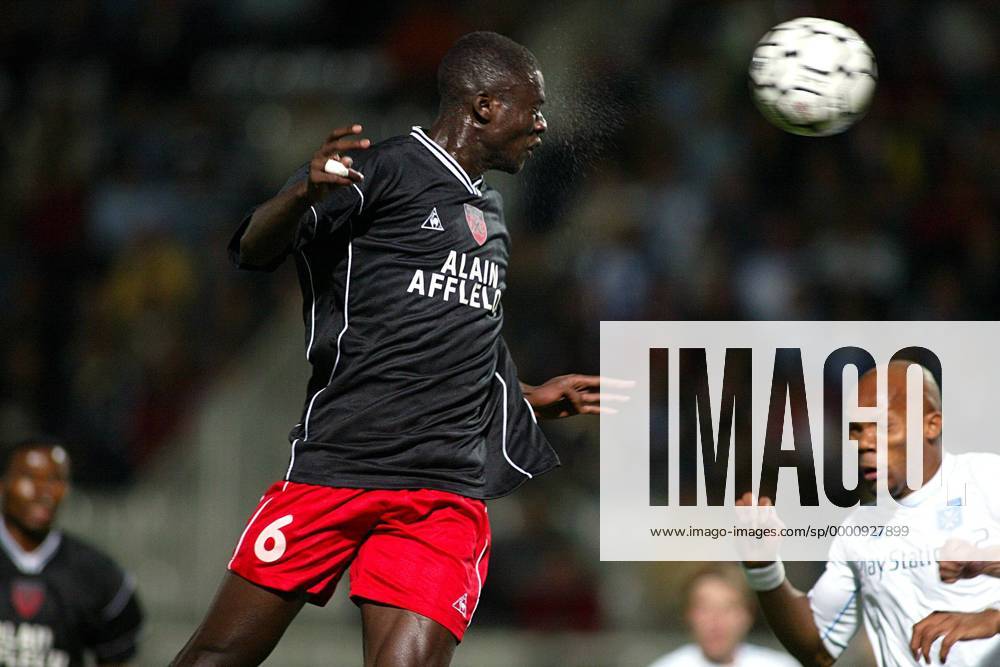 Kader Mangane (Neuchatel, li.) - Kopfball Fußball EC 3 Herren UEFA-Cup 2003 2004, Pokal, Europapokal, Europacup, Auxerre - FC Neuchatel Xamax 1:0 Einzelbild Auxerre Dynamik,