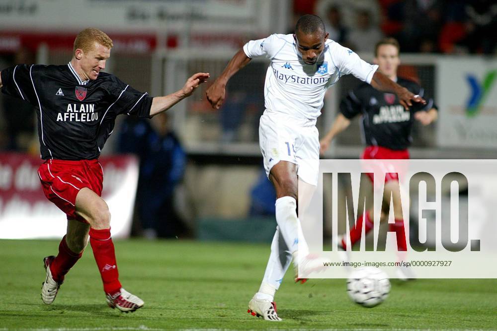 Bonaventure Kalou (Auxerre, re.) zieht ab, Andre Wiederkehr (Neuchatel) kann nur zuschauen Fußball EC 3 Herren UEFA-Cup 2003 2004, Pokal, Europapokal, Europacup, AJ Auxerre - FC Neuchatel Xamax 1:0 Gruppe Auxerre Dynamik,