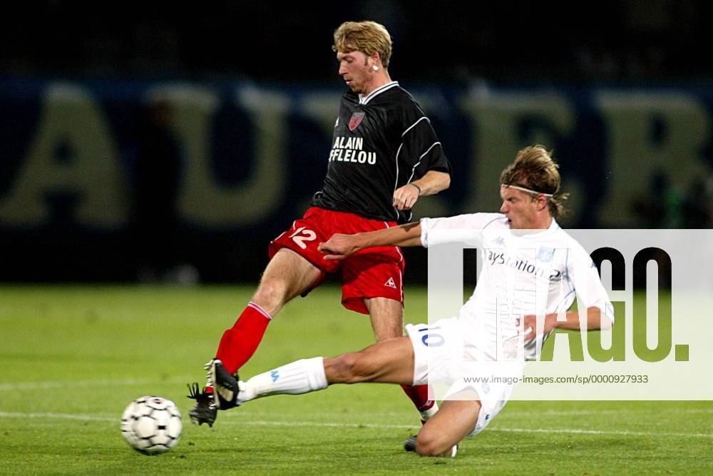 Roland Baettig (Neuchatel, li) gegen Teemu Tainio (Auxerre) Fußball EC 3 Herren UEFA-Cup 2003 2004, Pokal, Europapokal, Europacup, AJ Auxerre - FC Neuchatel Xamax 1:0 Gruppe Auxerre Dynamik,
