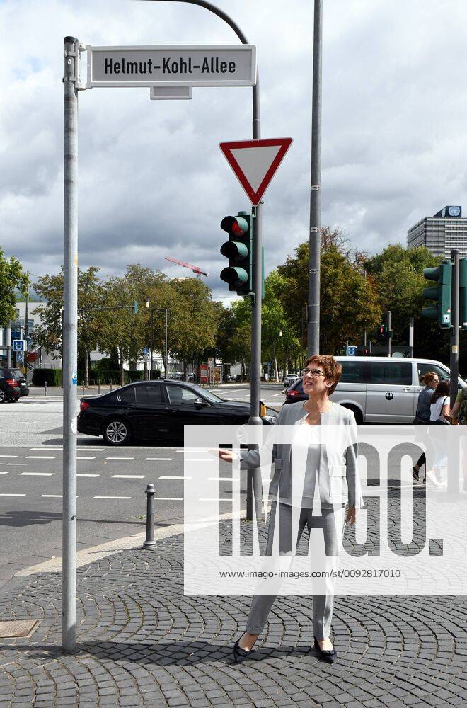 Germany, Bonn, 15 08 2019 Bonn inaugurates Helmut Kohl Allee Between Genscherallee and Helmut Schmidt Platz 400 meters of the Bundesstraße 9 were renamed to Helmut Kohl Allee Photo In the presence of the CDU Federal President and Federal Defense Minister Annegret Kramp Karrenbauer Mitte , Helmut Kohl Allee was inaugurated